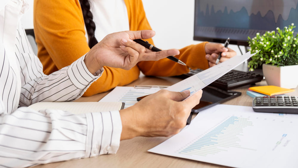 des personnes discutent autour d'un contrat