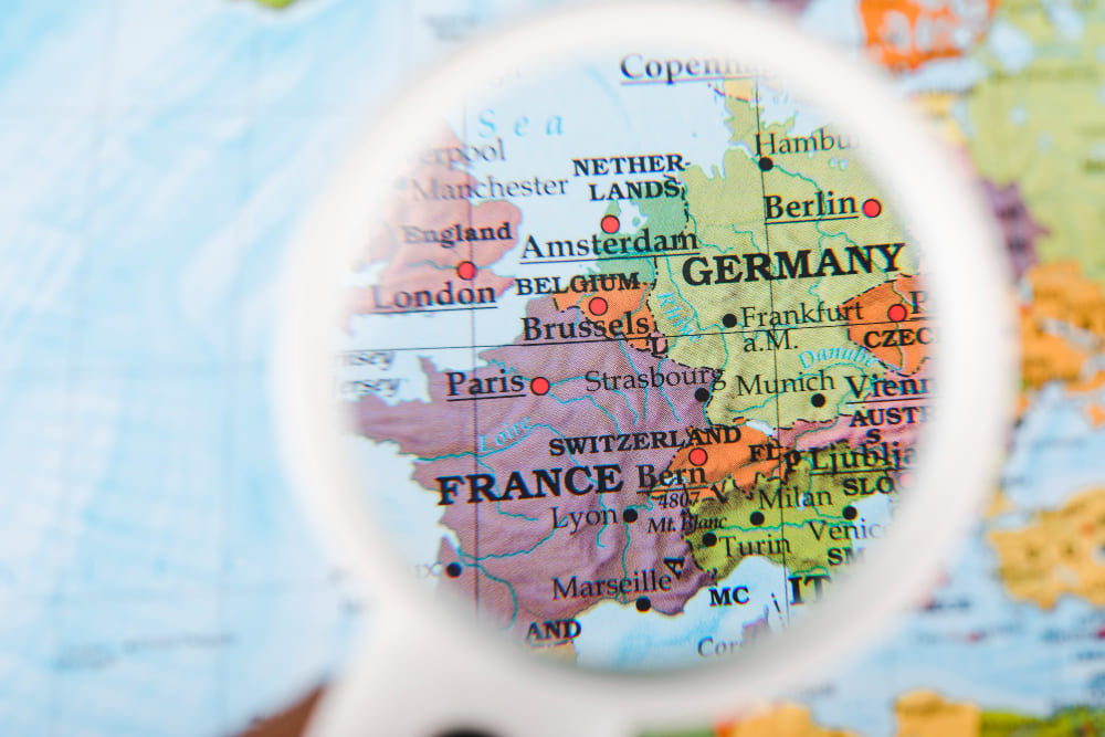 Une loupe sur une carte de la France